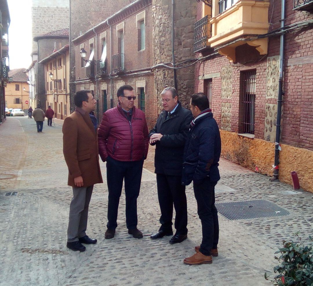 El alcalde, Antonio Silván, y el concejal de infraestructuras, Eduardo Tocino, presentan la peatonalización de la calle Serradores