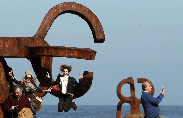 Donostiarras y visitantes disfrutan en el Peine del viento de San Sebastián donde se registra un ascenso de las temperaturas y cielos despejados coincidiendo con las vacaciones de la Semana Santa