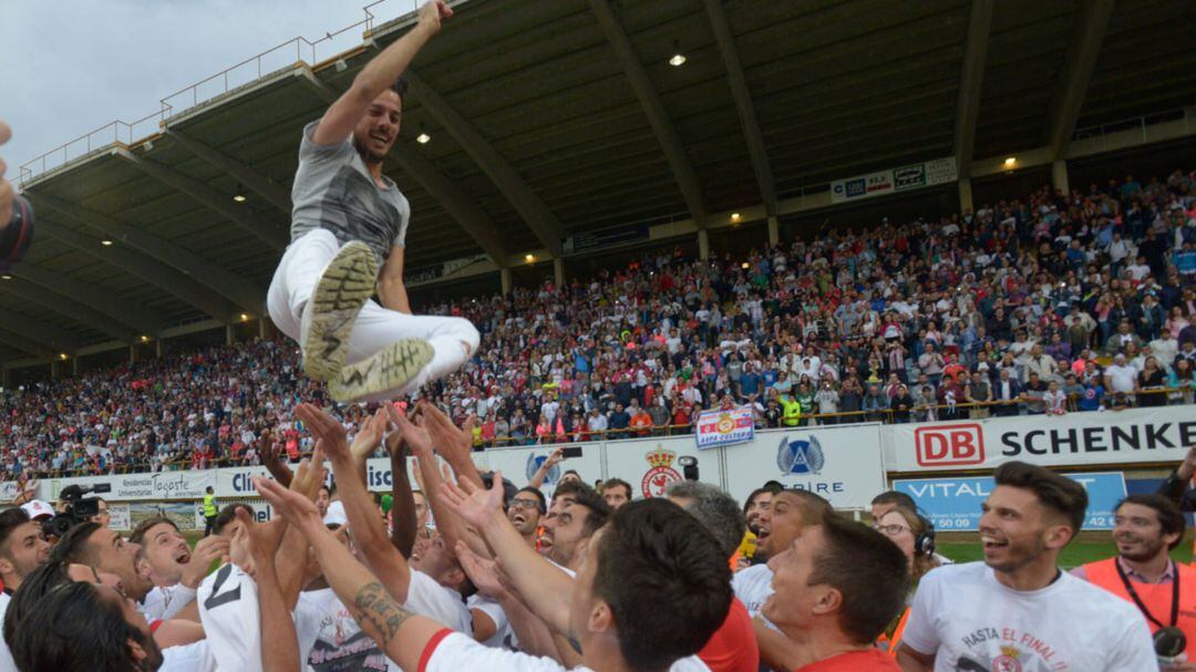 Rubén de la Barrera, manteado en plena celebración por el ascenso de 2017