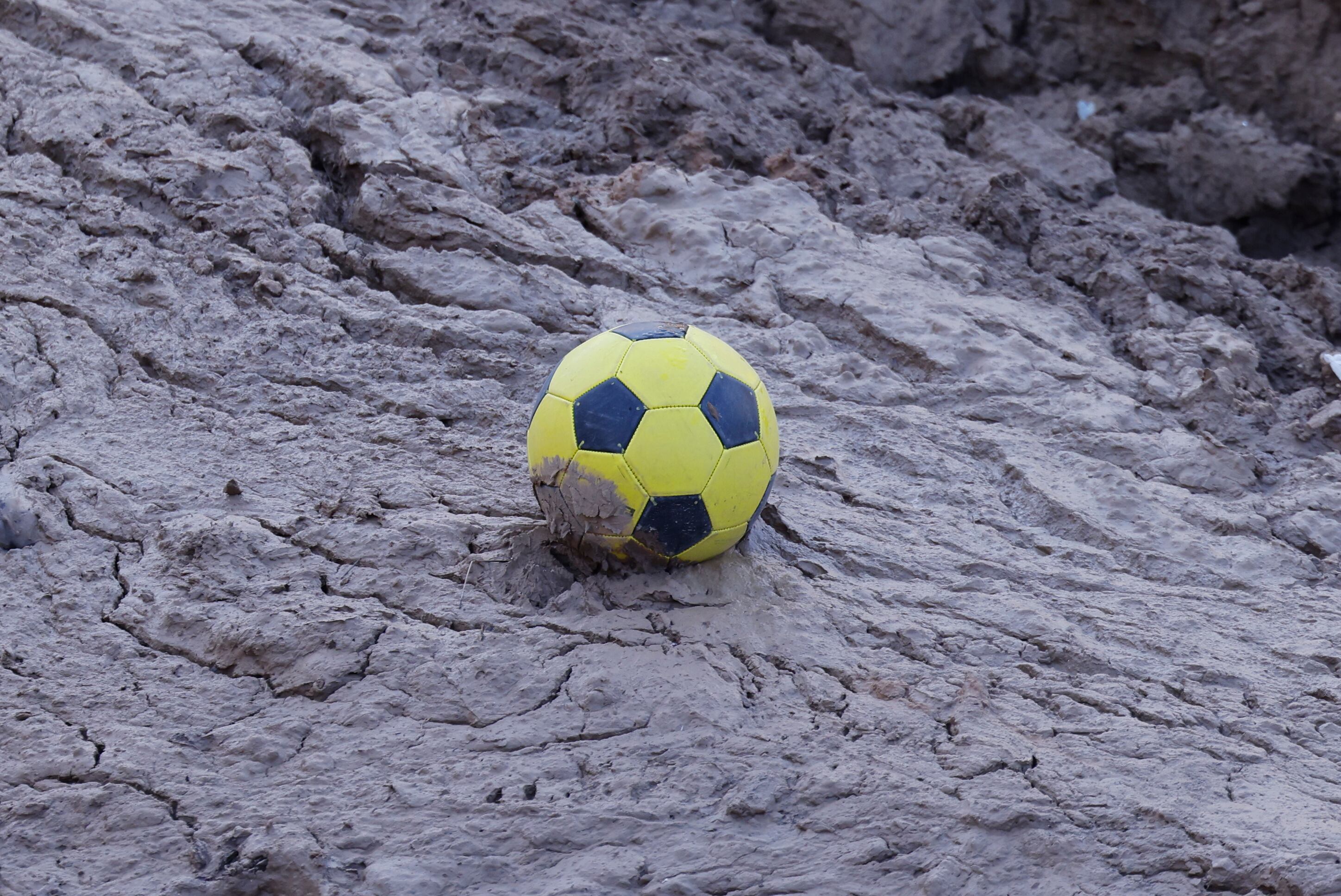 Un balón de fútbol aparece entre el lodo durante las labores de limpieza en los municipios afectados por la DANA