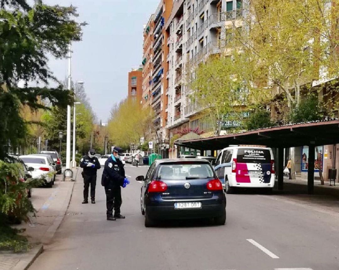 Imagen de archivo de agentes de Policía Local deteniendo a un vehículo en Puertollano