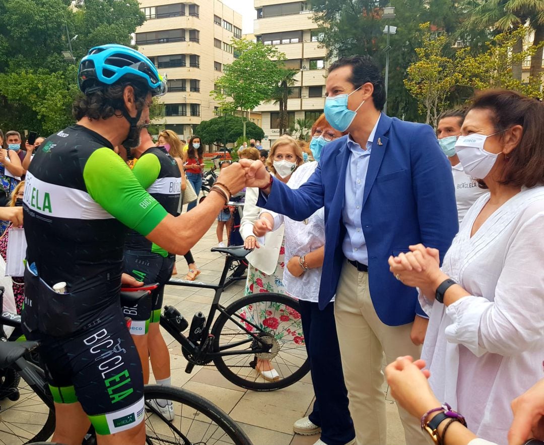 El alcalde de Elda recibe a los ciclistas 