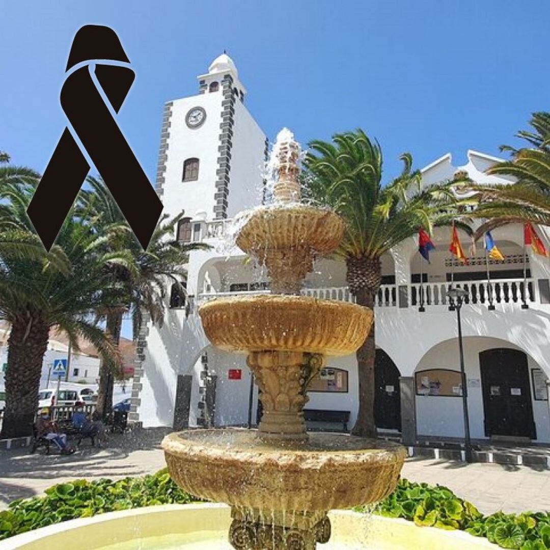 Imagen de la plaza del Ayuntamiento de San Bartolomé, con crespón en señal de luto.