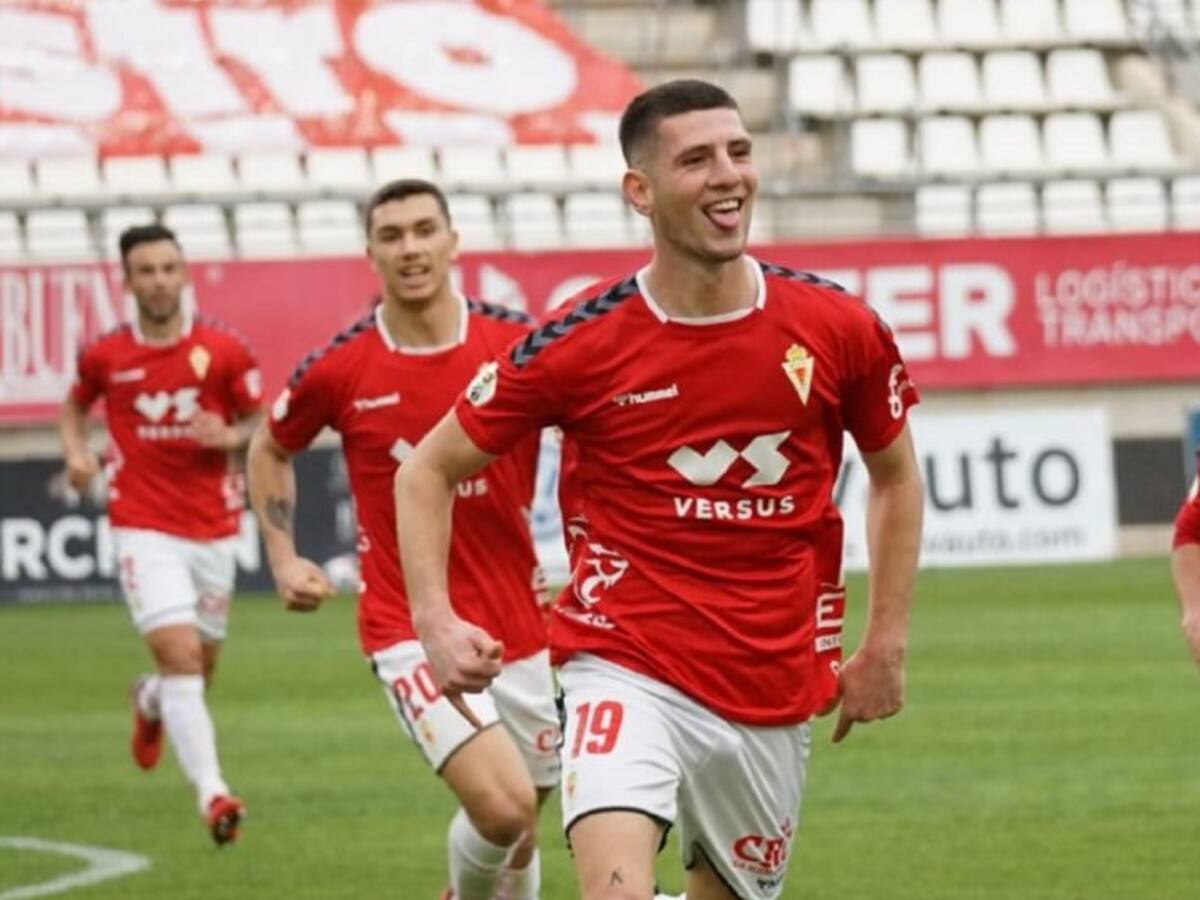 Delantero y mediocentro, la búsqueda del Real Murcia en el mercado de fichajes