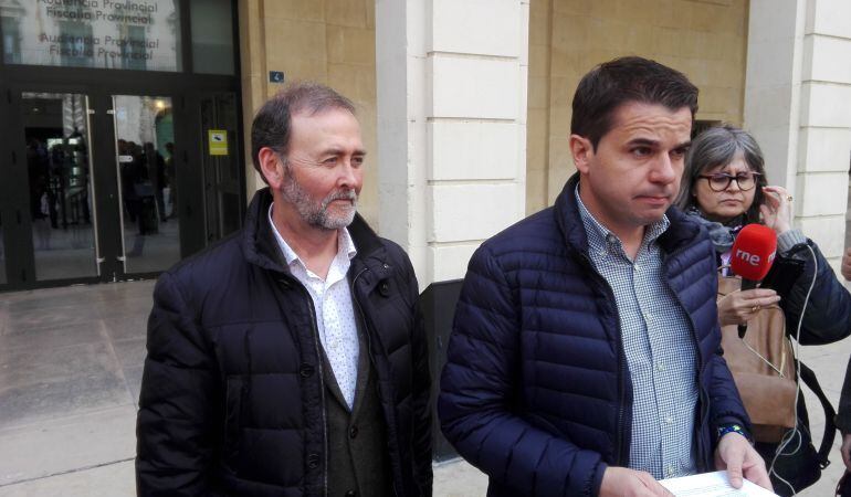 Rafael Candela, coordinador del PP provincial, con el escrito que ha presentado a la Fiscalía para que investigue la financiación de la campaña socialista en Alicante.