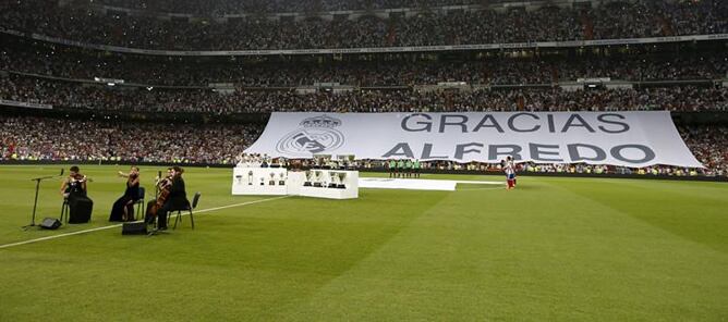 La afición del Real Madrid ha recordado a Alfredo Di Stéfano antes del inicio del partido de ida de la Supercopa de España.