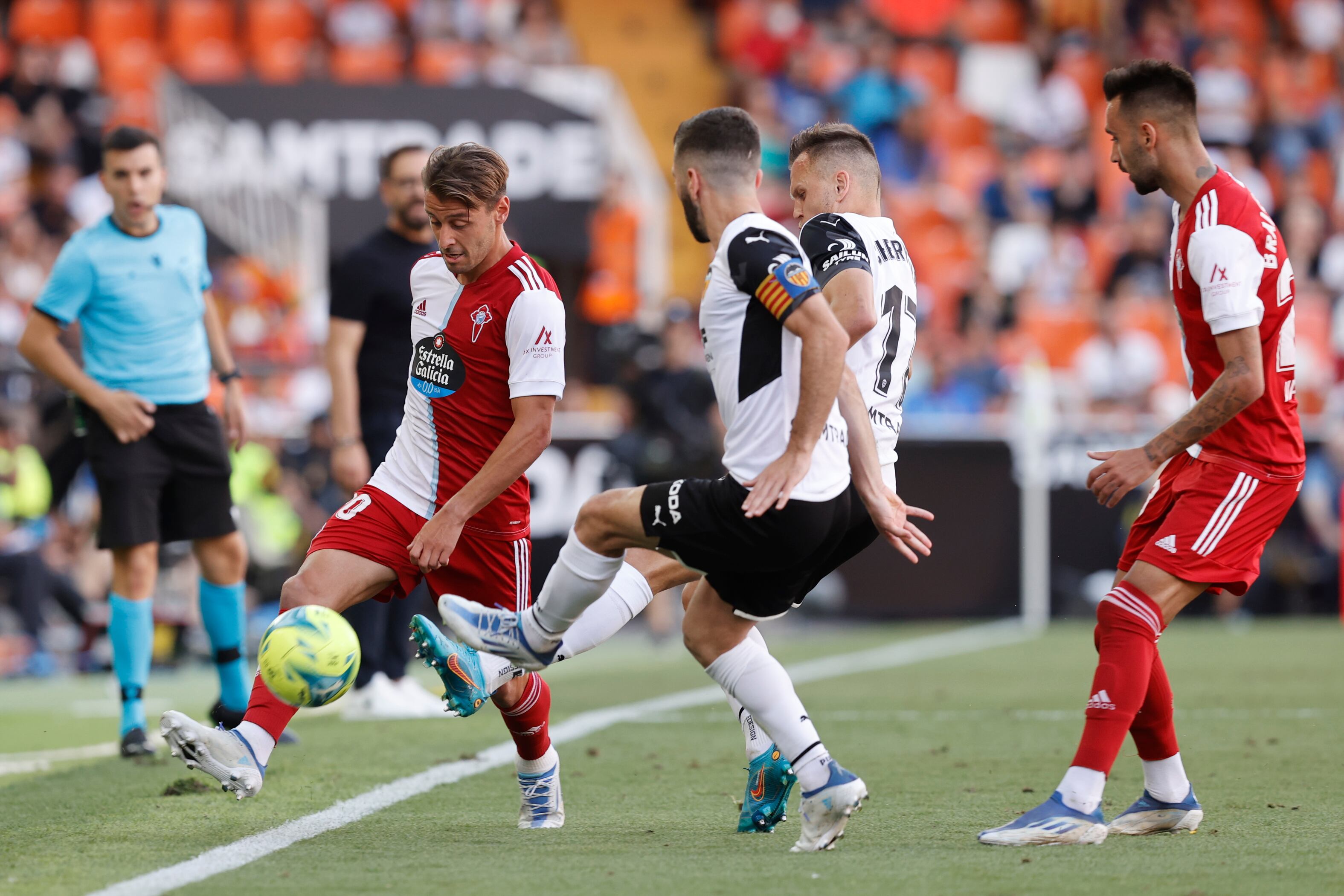 VALENCIA, 21/05/2022.- El defensa del Celta Kevin Vázquez (i) con el balón ante los jugadores del Valencia durante el partido de Liga que disputan en el estadio Mestalla de Valencia. EFE/ Kai Forsterling
