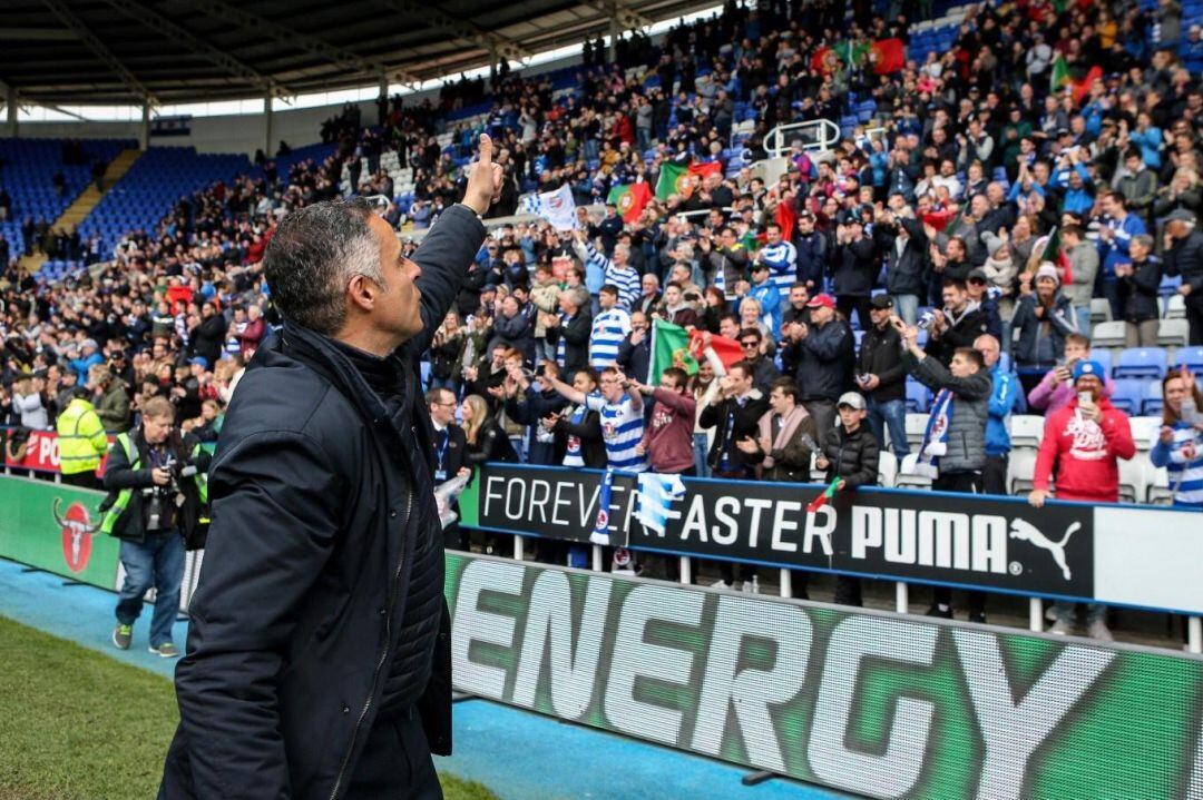 Homenaje de la afición del Reading a José Gomes.