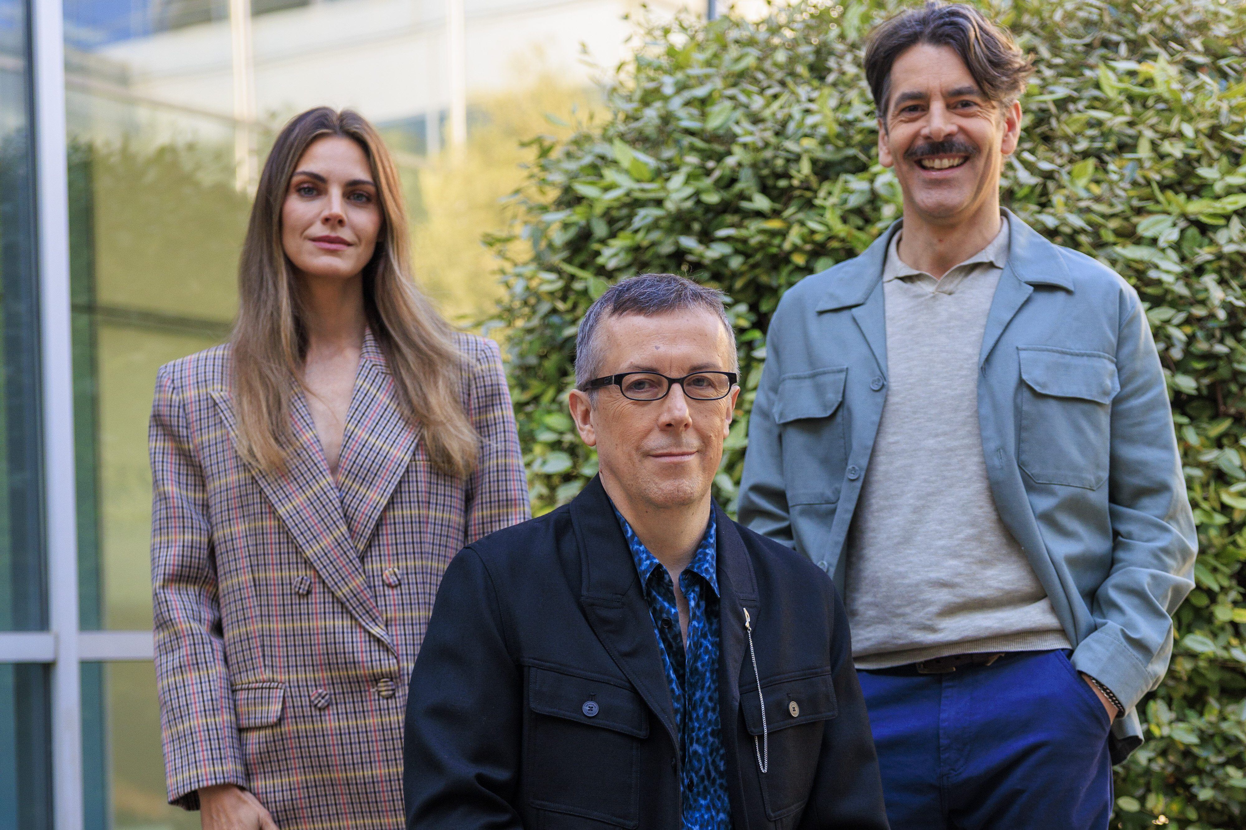 ZARAGOZA (ESPAÑA), 19/04/2026.- El amor no correspondido, la culpa y la obsesión son el motor de 'La ahorcada', el nuevo thriller sobrenatural del zaragozano Miguel Ángel Lamata (c), que llega a los cines el próximo 24 de abril con Amaia Salamanca (i) y Eduardo Noriega (d) al frente del reparto y con escenarios rodados en Teruel y Zaragoza. EFE/Javier Cebollada