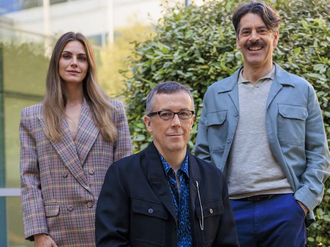 ZARAGOZA (ESPAÑA), 19/04/2026.- El amor no correspondido, la culpa y la obsesión son el motor de 'La ahorcada', el nuevo thriller sobrenatural del zaragozano Miguel Ángel Lamata (c), que llega a los cines el próximo 24 de abril con Amaia Salamanca (i) y Eduardo Noriega (d) al frente del reparto y con escenarios rodados en Teruel y Zaragoza. EFE/Javier Cebollada