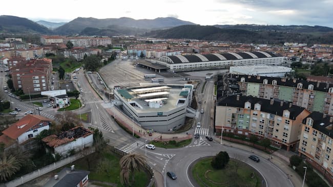 Vista del nuevo aparcamiento construido en el exterior del Ferial de Torrelavega.