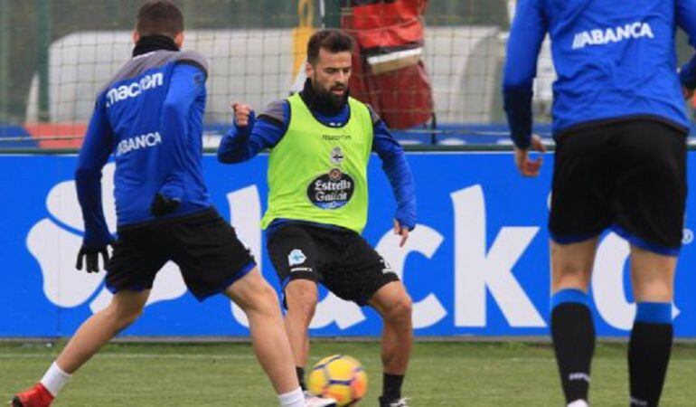 Bruno Gama, en el centro, en el último entrenamiento con el Deportivo