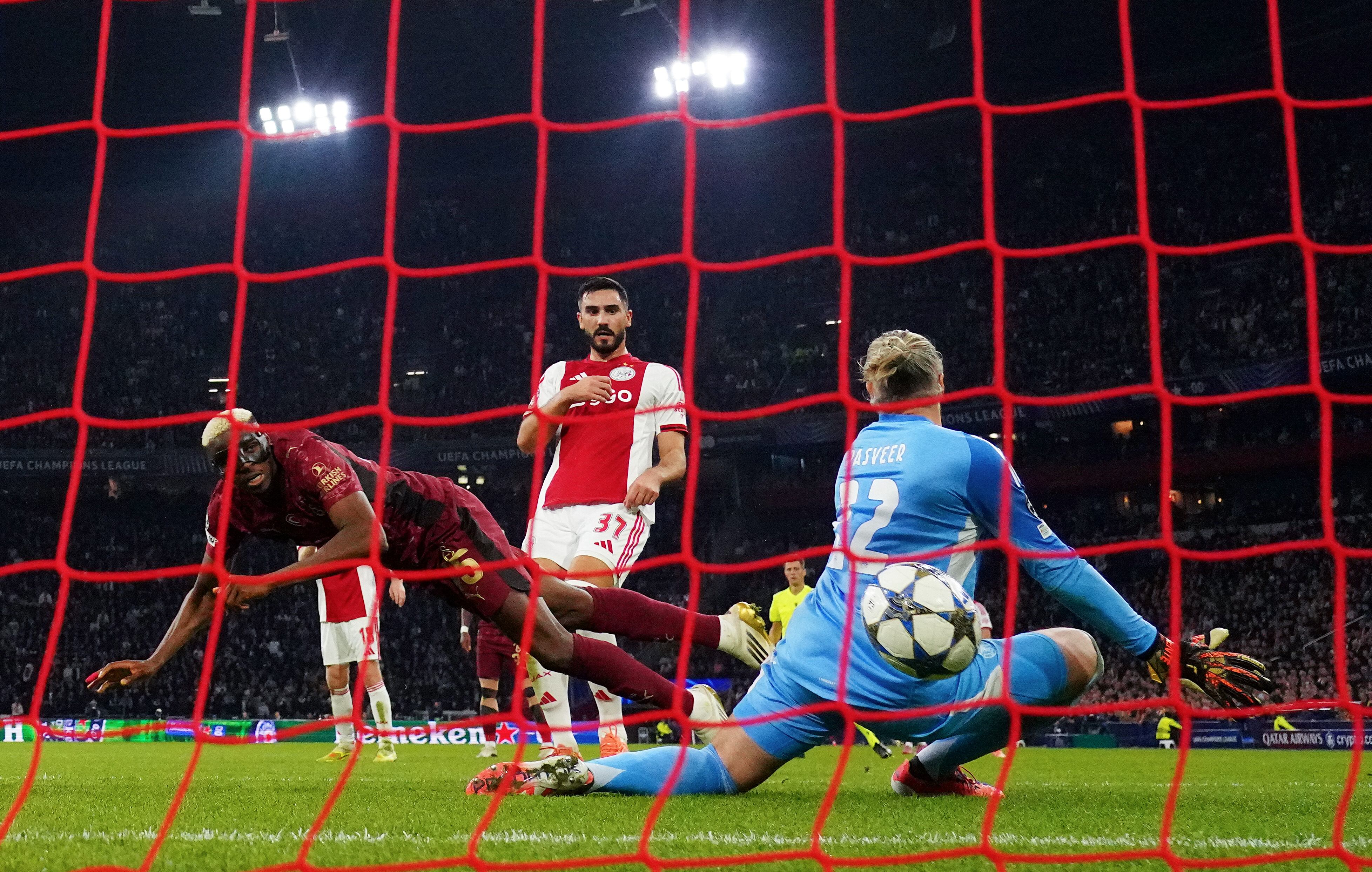 Victor Osimhen marca frente al Ajax. (Alex Bierens de Haan - UEFA/UEFA via Getty Images)