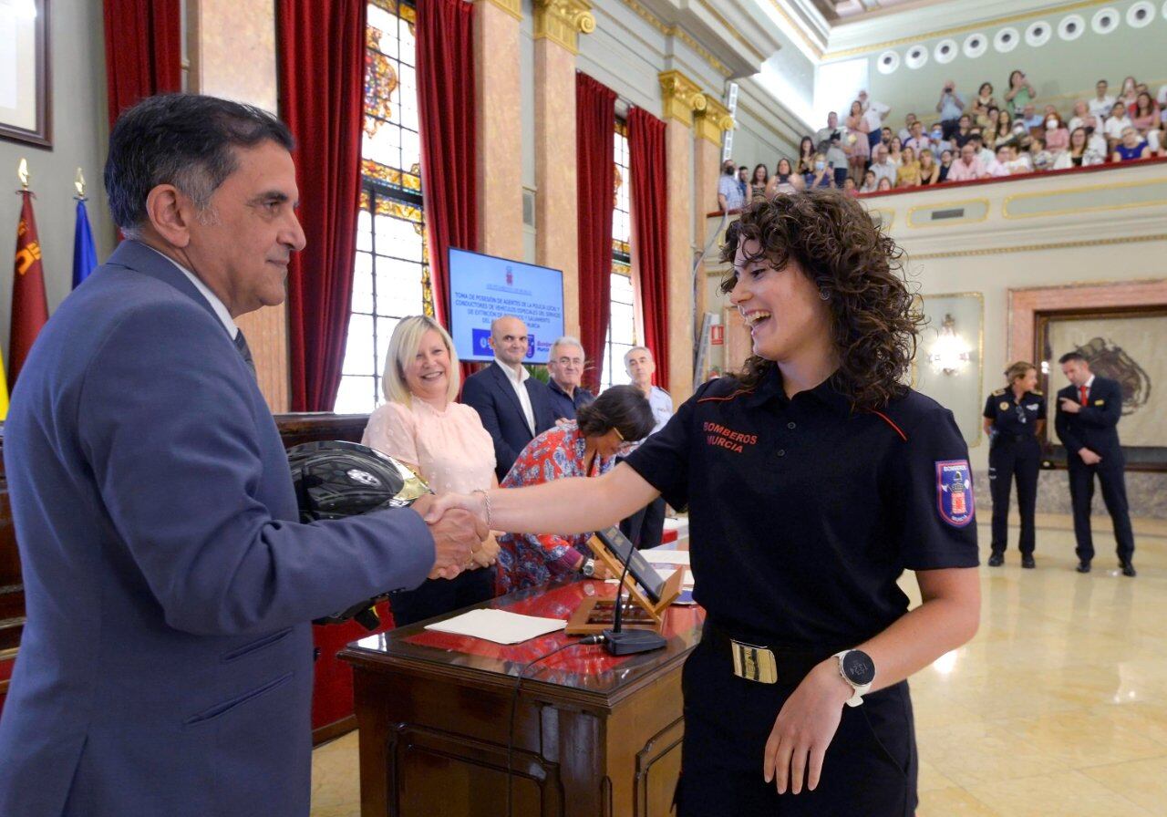 El alcalde de Murcia, José Antonio Serrano, felicita a Irene Sánchez durante su toma de posesión. 13 agentes y 14 conductores se incorporan a las plantillas de Policía Local y Bomberos. @AytoMurcia
El Servicio de Extinción de Incendios y Salvamento cuenta, por vez primera en su historia, con una mujer conductora.