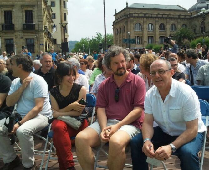 Juan Karlos Izagirre, acompañado de los concejales Nora Galparsoro y Josu Ruiz, y el asesor Javi Vitoria