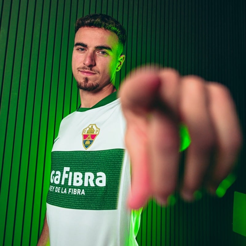 El lateral Adrià Pedrosa posa con la franjiverde