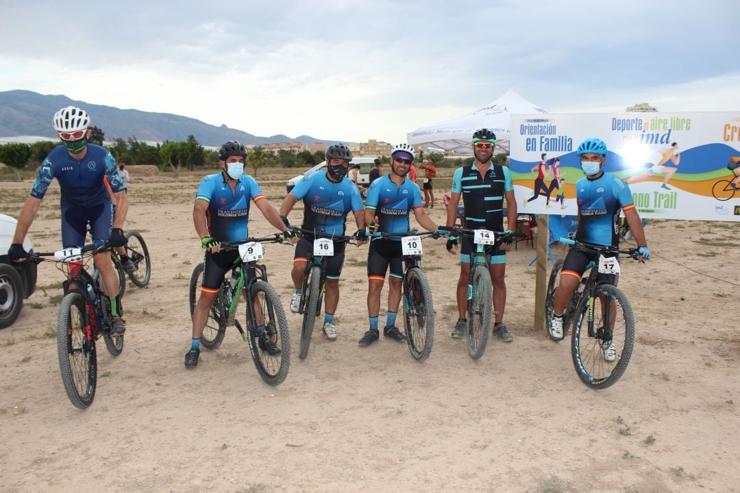 Corriendo por equipos una carrera muy saludable.