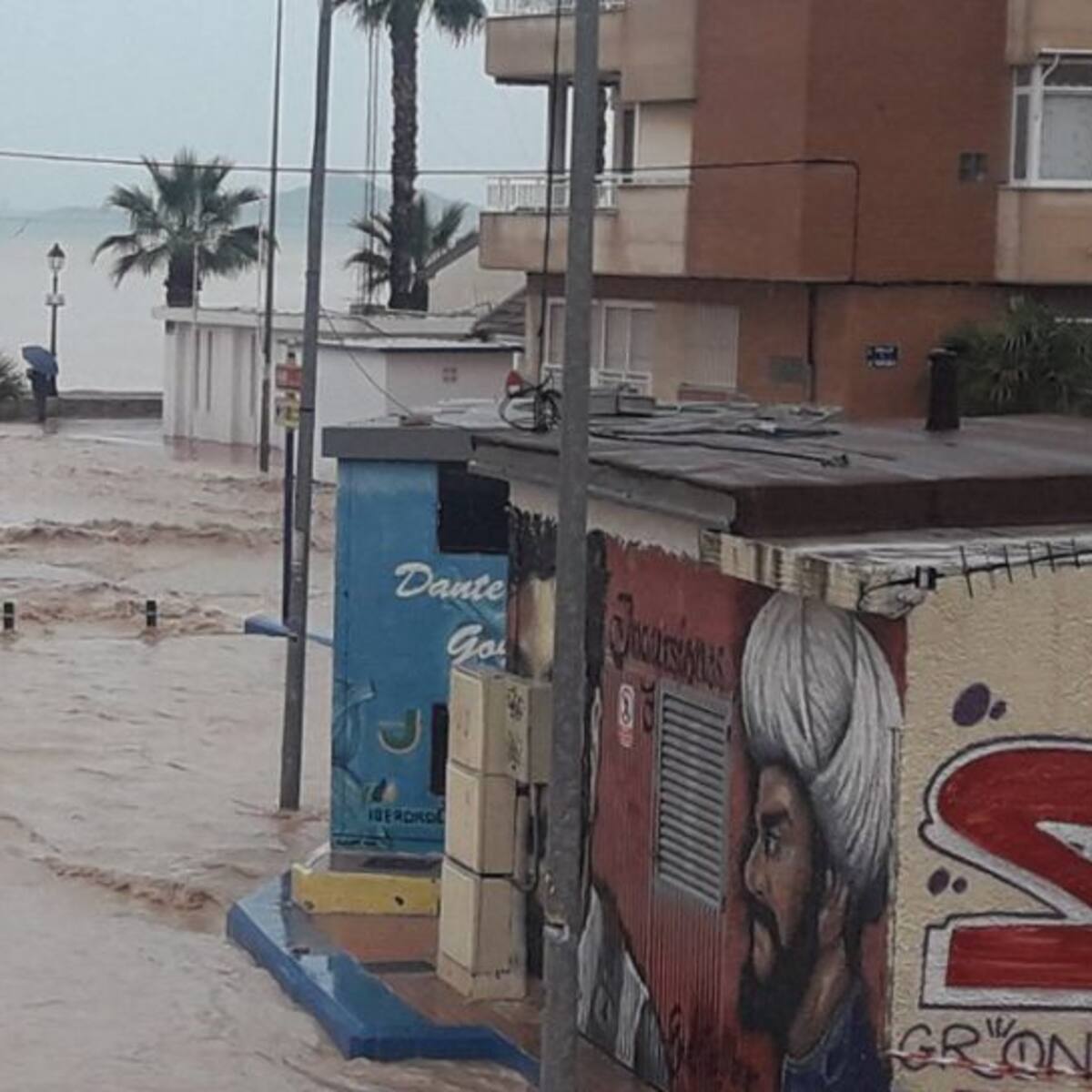 El agua inunda las calles de Los Alcázares