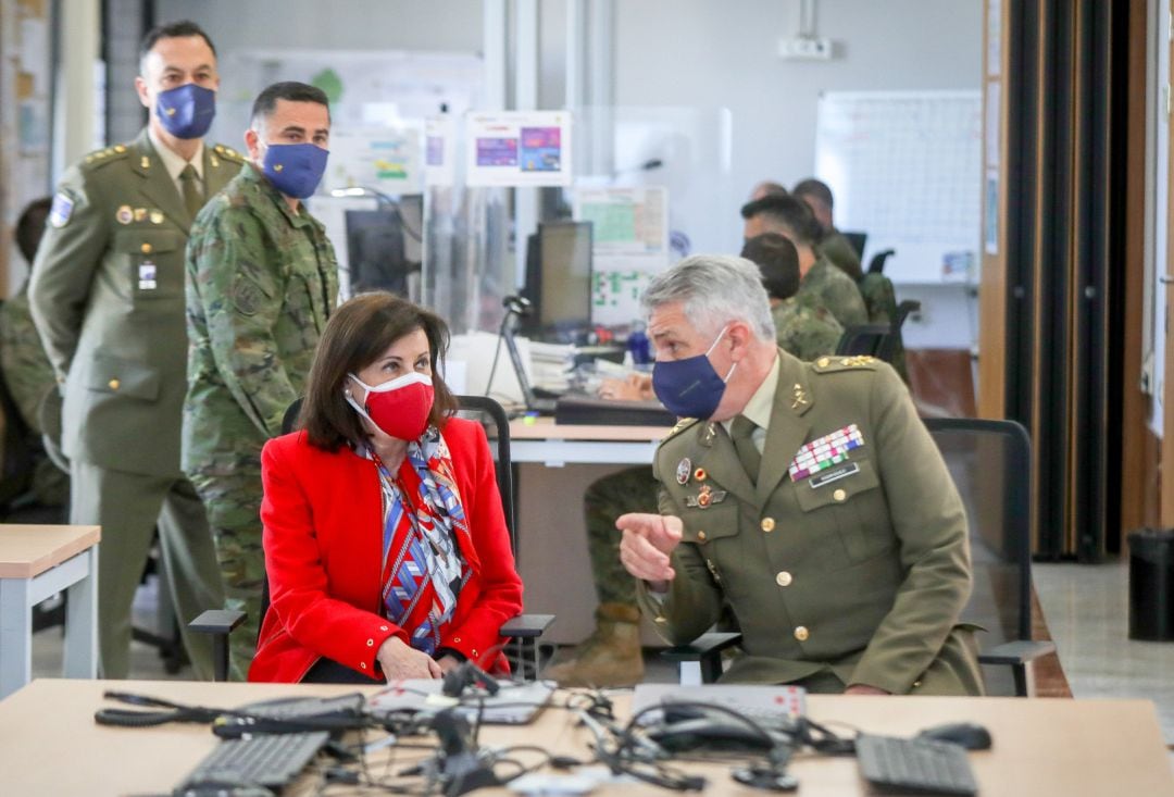 La ministra de Defensa, Margarita Robles, durante la visita a el Cuartel General de la Fuerza Terrestre en Sevilla, este lunes.