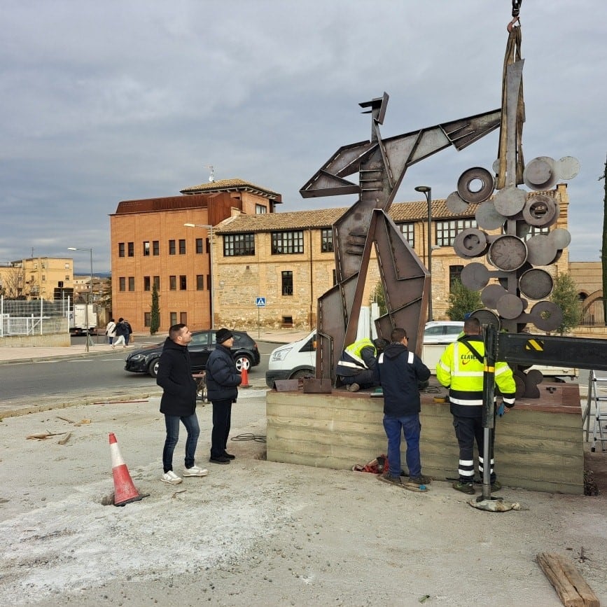 Colocación de la escultura de Julio Tapia “Hombre con Racimo”. Foto: Ayto. de Barbastro