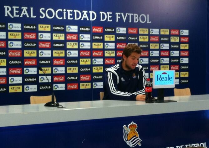 Iñigo Martinez atiende a los medios de comunicación en Zubieta.