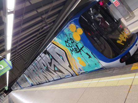 El tren de Metro después de ser pintado