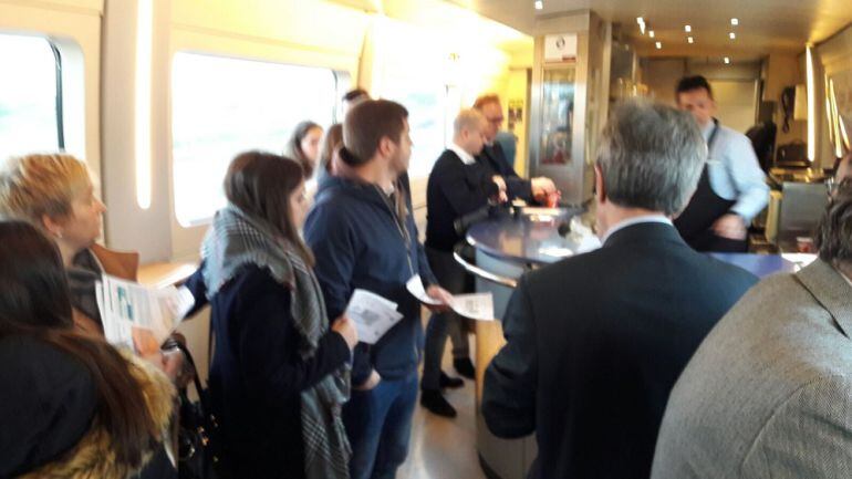 Una veintena de pasajeros del AVE Huesca - Madrid esperan para ser reasignados en otros asientos