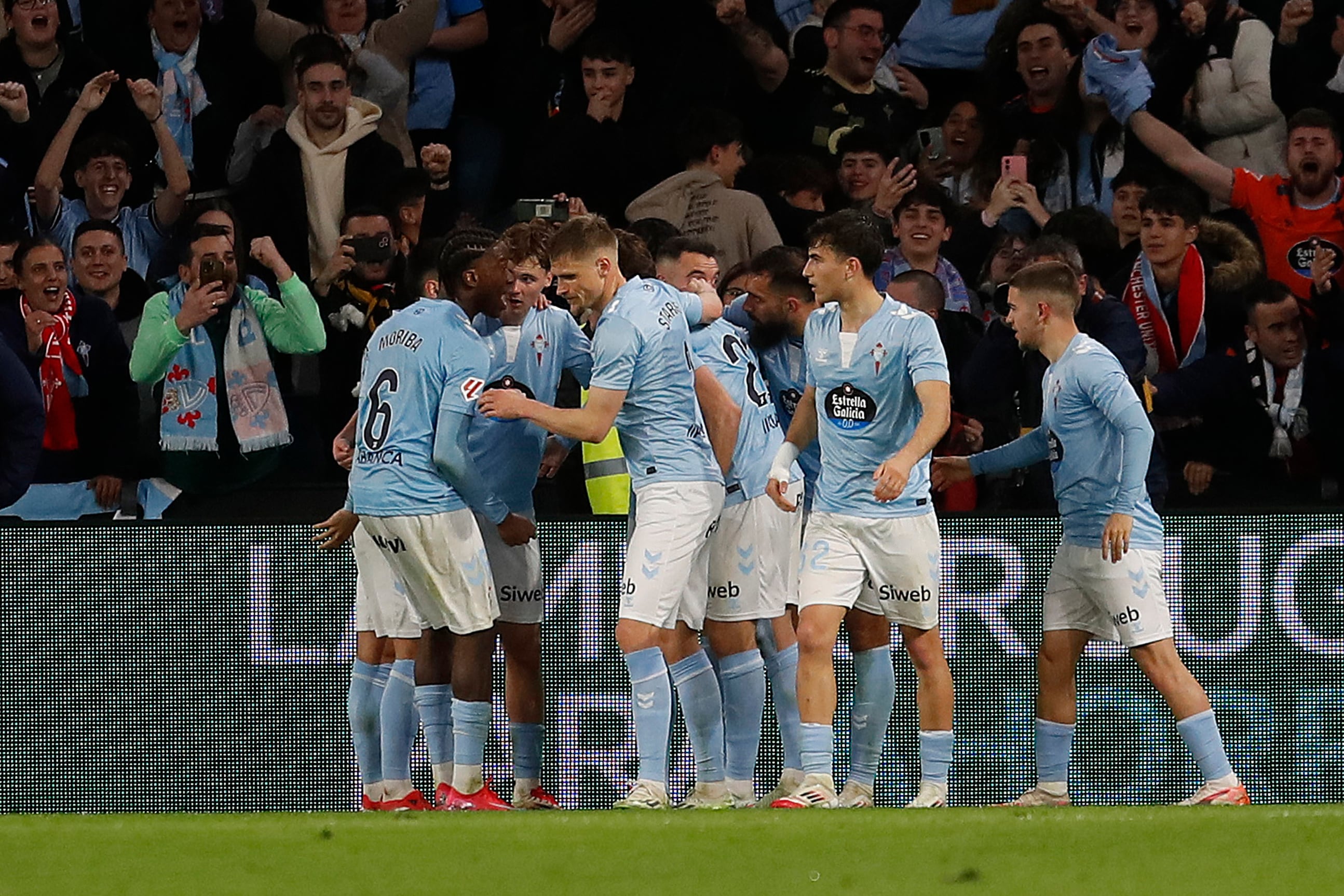 Vigo (Pontevedra) 21/02/2025.- Los jugadores del Celta celebran el primer gol del equipo gallego durante el encuentro correspondiente a la jornada 25 de Laliga EA Sports que disputan hoy viernes Celta y Osasuna en el estadio de Balaidos, en Vigo. EFE / Salvador Sas.
