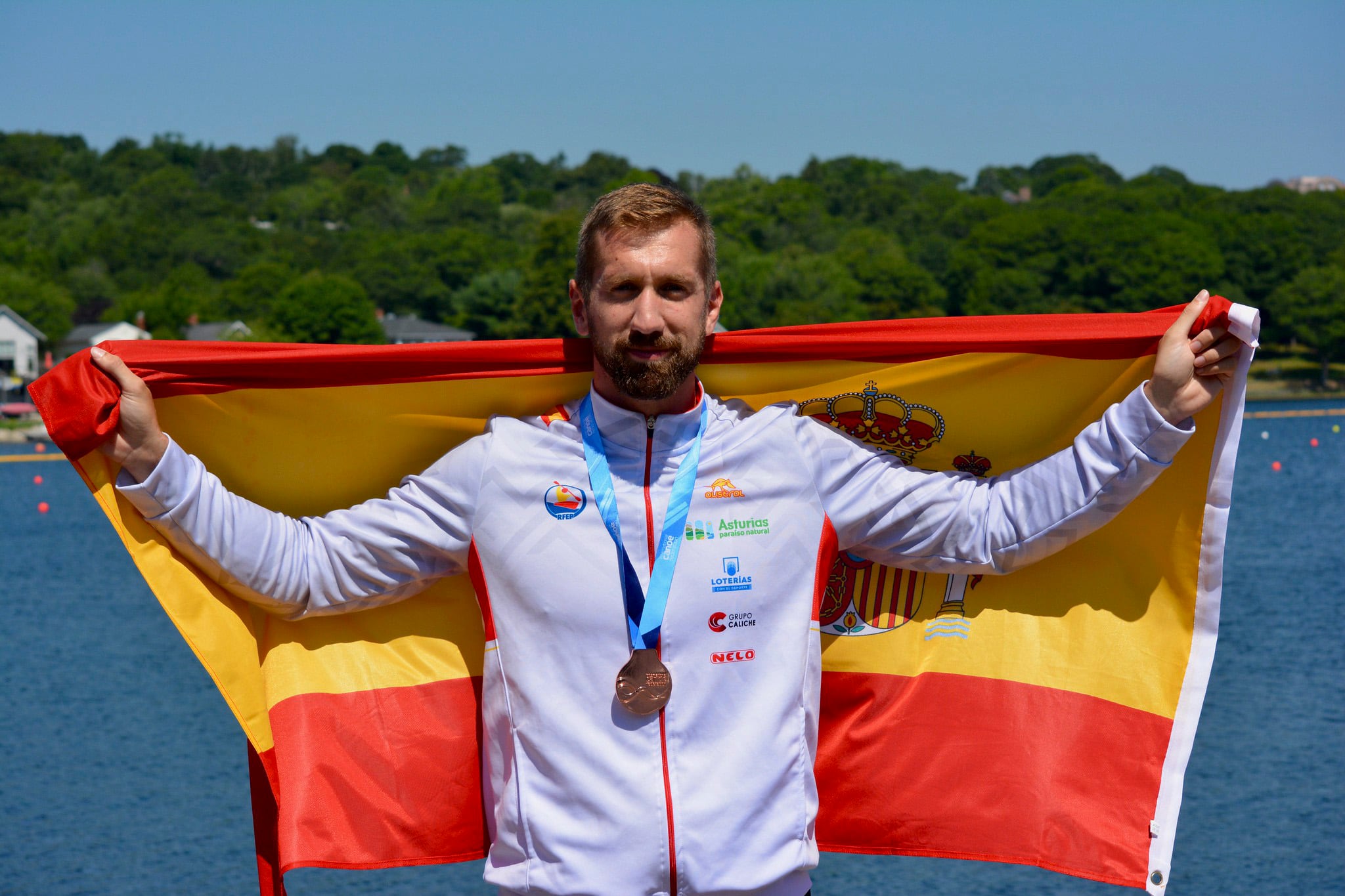 HALIFAX (CANADÁ), 07/08/2022.- La piragüista español Carlos Arévalo posa tras conseguir la medalla de oro en K1 200, durante la última jornada del Campeonato del Mundo de piragüismo sprint celebrada este domingo en la localidad canadiense de Halifax. EFE/RFRP ***SÓLO USO EDITORIAL, PERMITIDO SU USO SÓLO EN RELACIÓN A LA INFORMACIÓN QUE APARECE EN EL PIE DE FOTO, CRÉDITO OBLIGATORIO***
