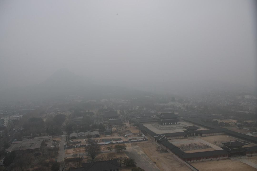 Prohibidas las actividades al aire libre en los colegios de primaria de Seúl, la capital de Corea del Sur, por la alta contaminación. 