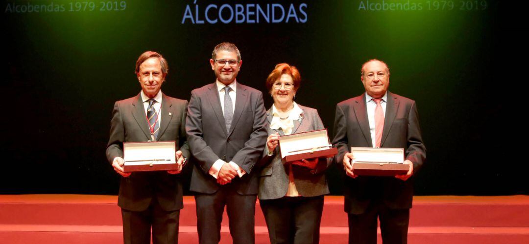 Ignacio García de Vinuesa, Rafael Sánchez Acera, la viuda de Carlos Muñoz Ruiz y José Caballero, los alcaldes de Alcobendas desde 1979