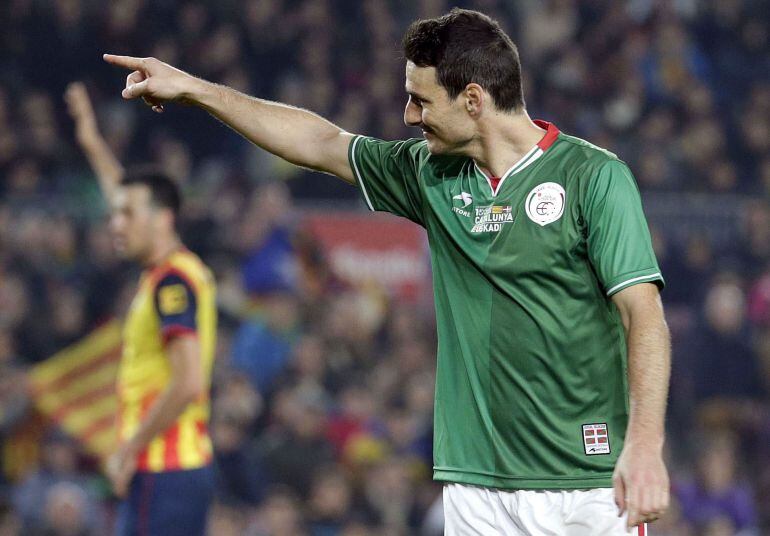 Aduriz celebra tras marcar ante la selección catalana.