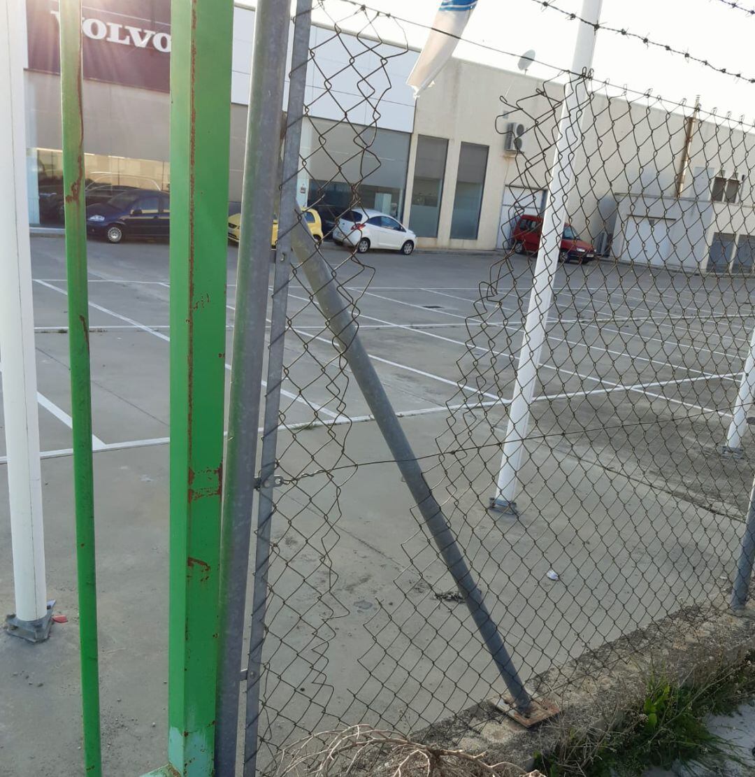 Por este agujero pretendían acceder al recinto de los concesionarios automovilísticos