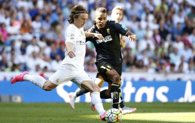 Modric dispara desde media distancia