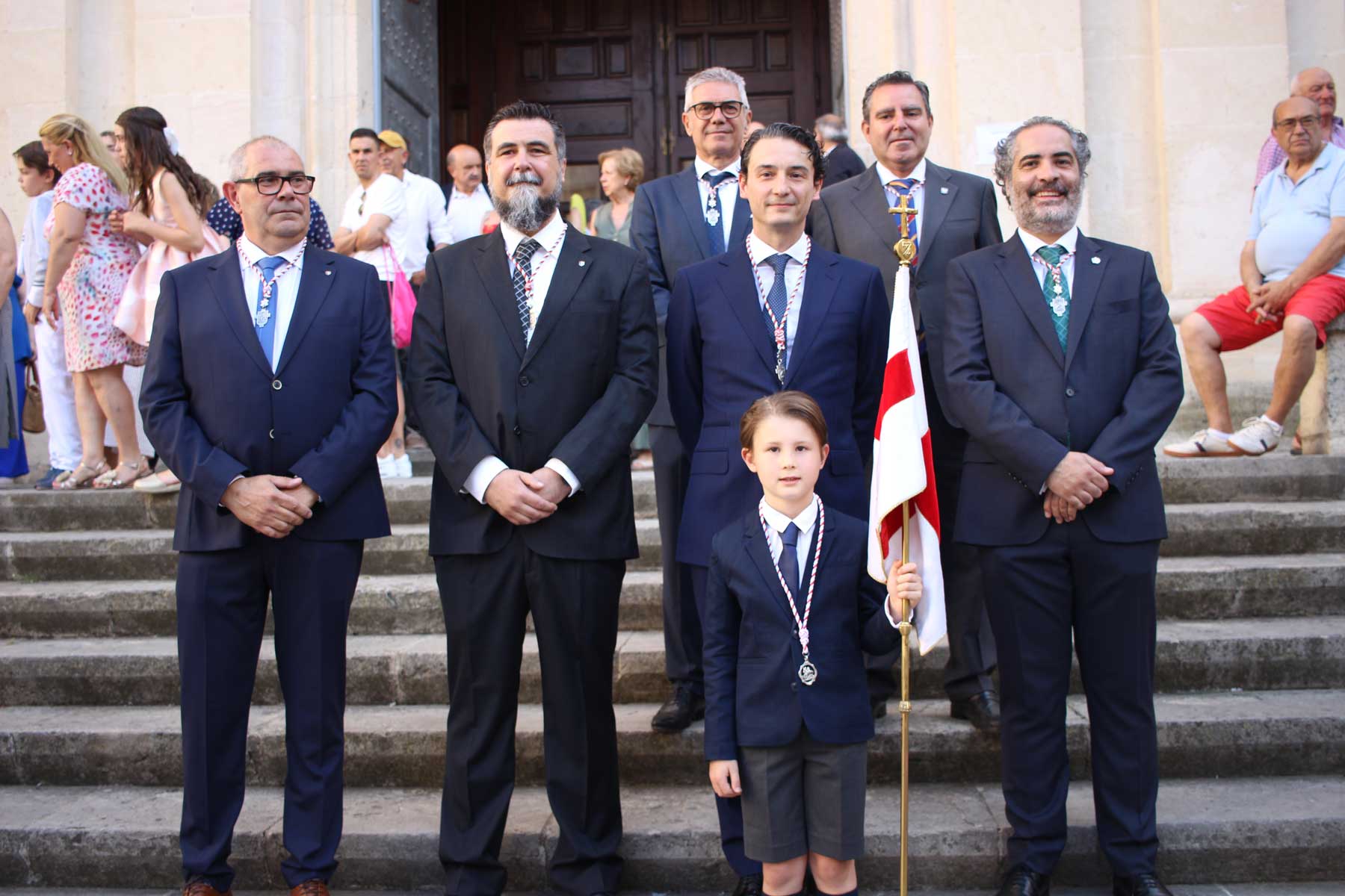 Los cargos del 2026 en las escaleras de la iglesia de Santa María poco antes de iniciar la procesión del Corpus