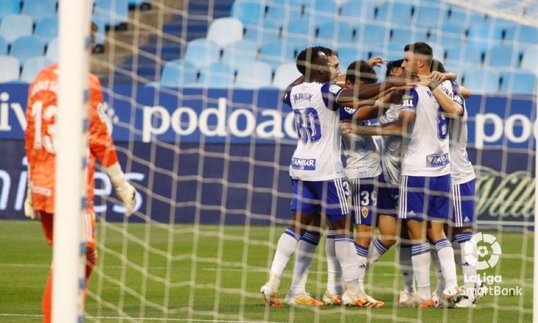 Los jugadores del Real Zaragoza celebran el primer gol del partido