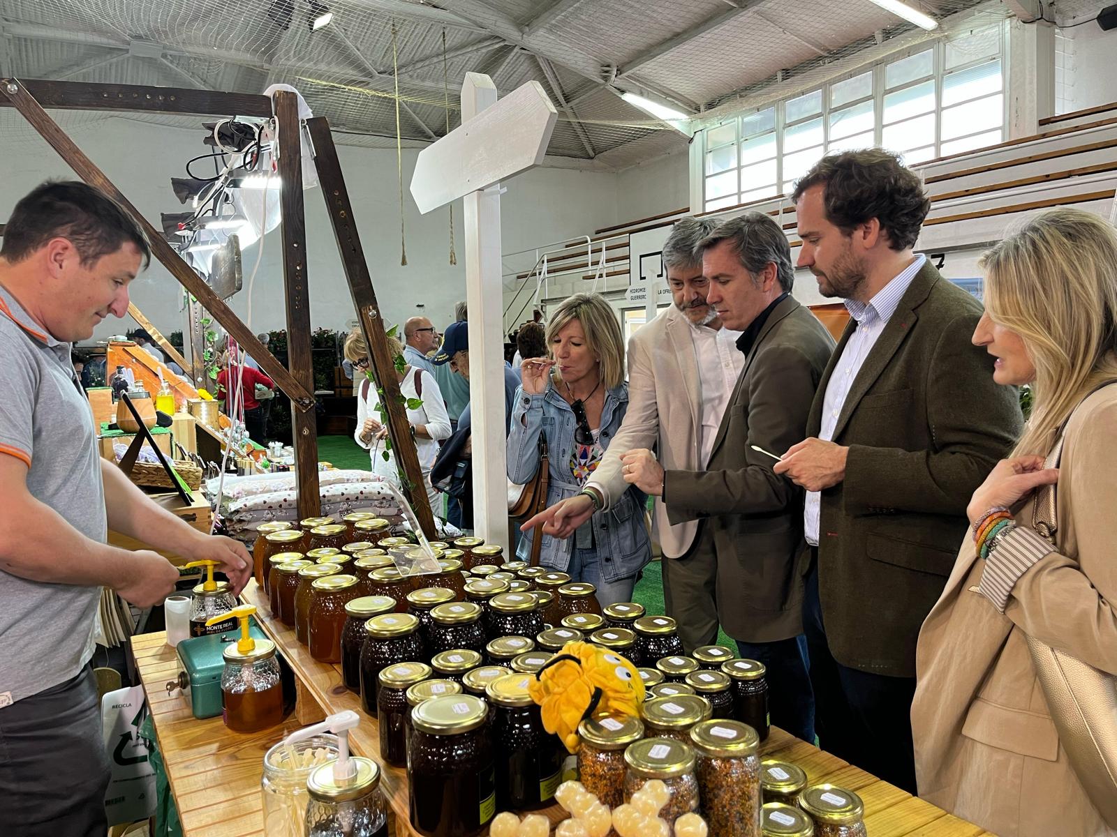 Borja Giménez Larraz, candidato a las europeas, visitando la feria de Biescas