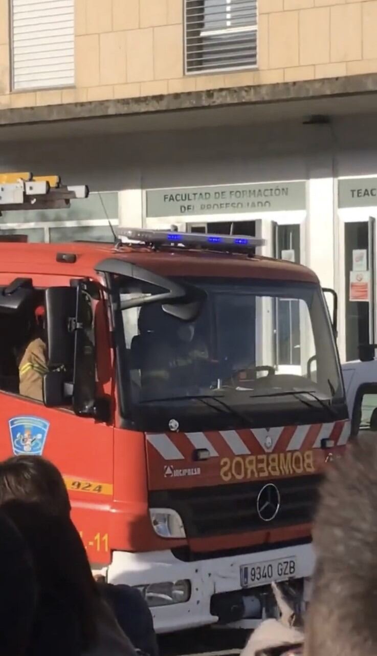 Bomberos llegando a la facultad de Formación del Profesorado