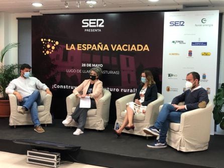 Mesa redonda con los alcaldes de Valdés, Ponga y Piloña.