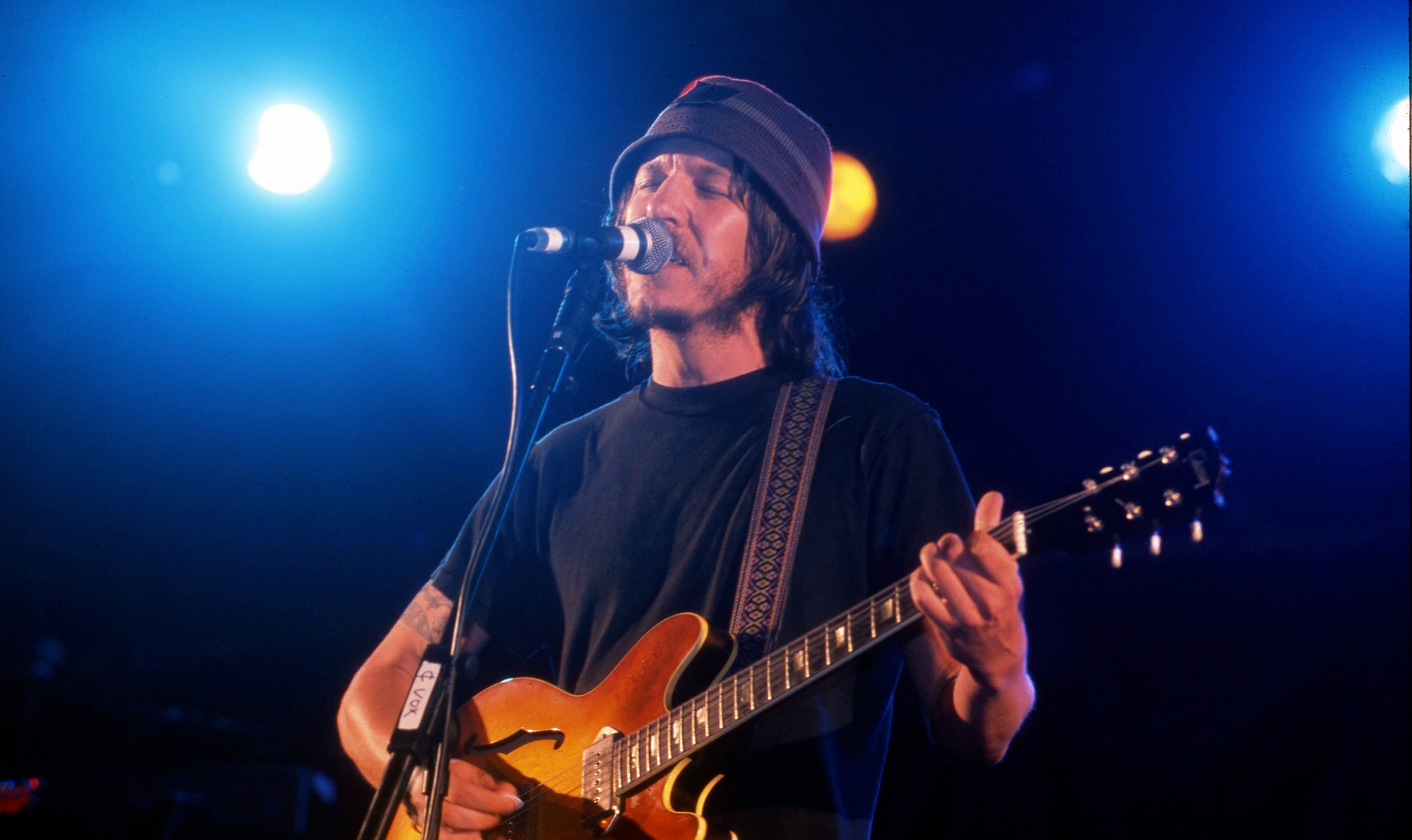 Elliot Smith durante una actuación en Glastonbury en el año 2000