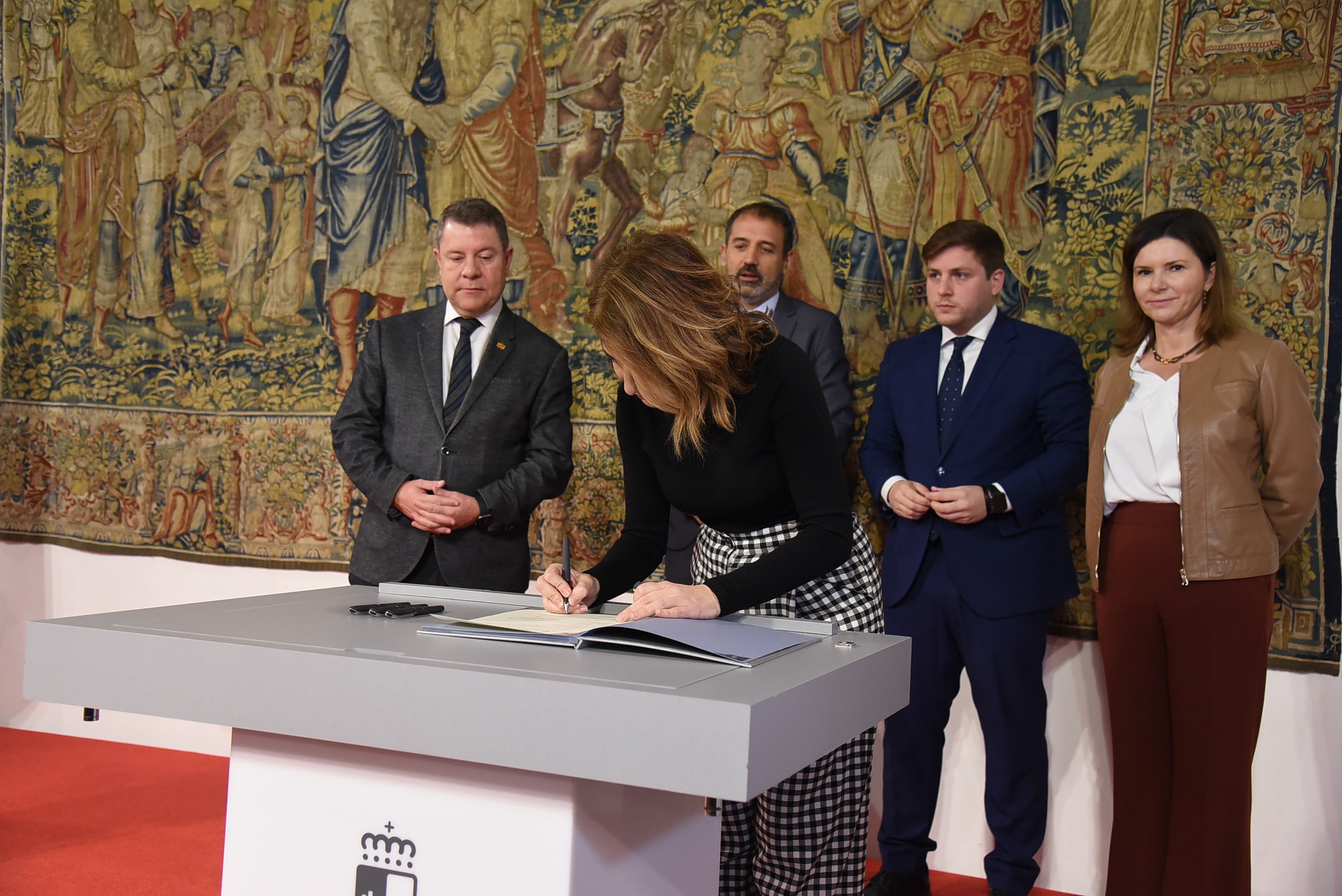 El presidente de Castilla-La Mancha, Emiliano García-Page, y la ministra de Transportes, Movilidad y Agenda Urbana, Raquel Sánchez, firman, en el Palacio de Fuensalida, en Toledo, los convenios para la mejora de la movilidad en los corredores de La Sagra y del Henares