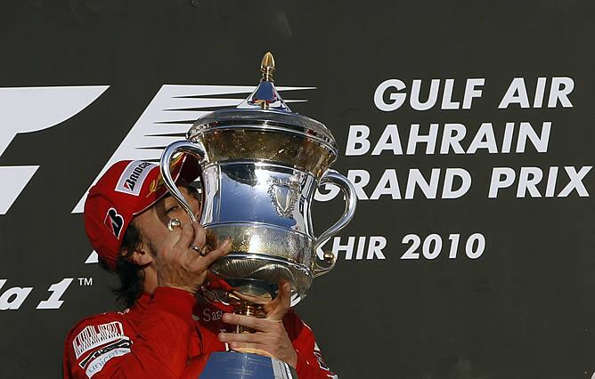 Fernando Alonso besa el trofeo que le acredita como ganador de la primera carrera del año