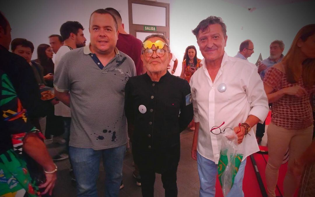 Fernado Arrabal (en el centro) entre Jorge Monedero y Juan Carlos Valera durante la inauguración de la exposición. 