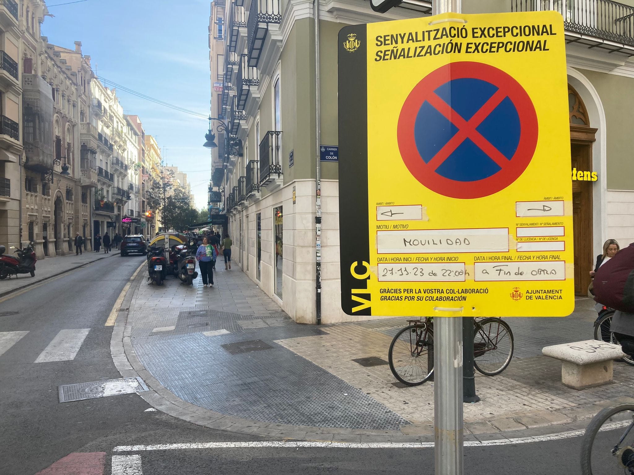 Señalización de obras en la calle Colón de València