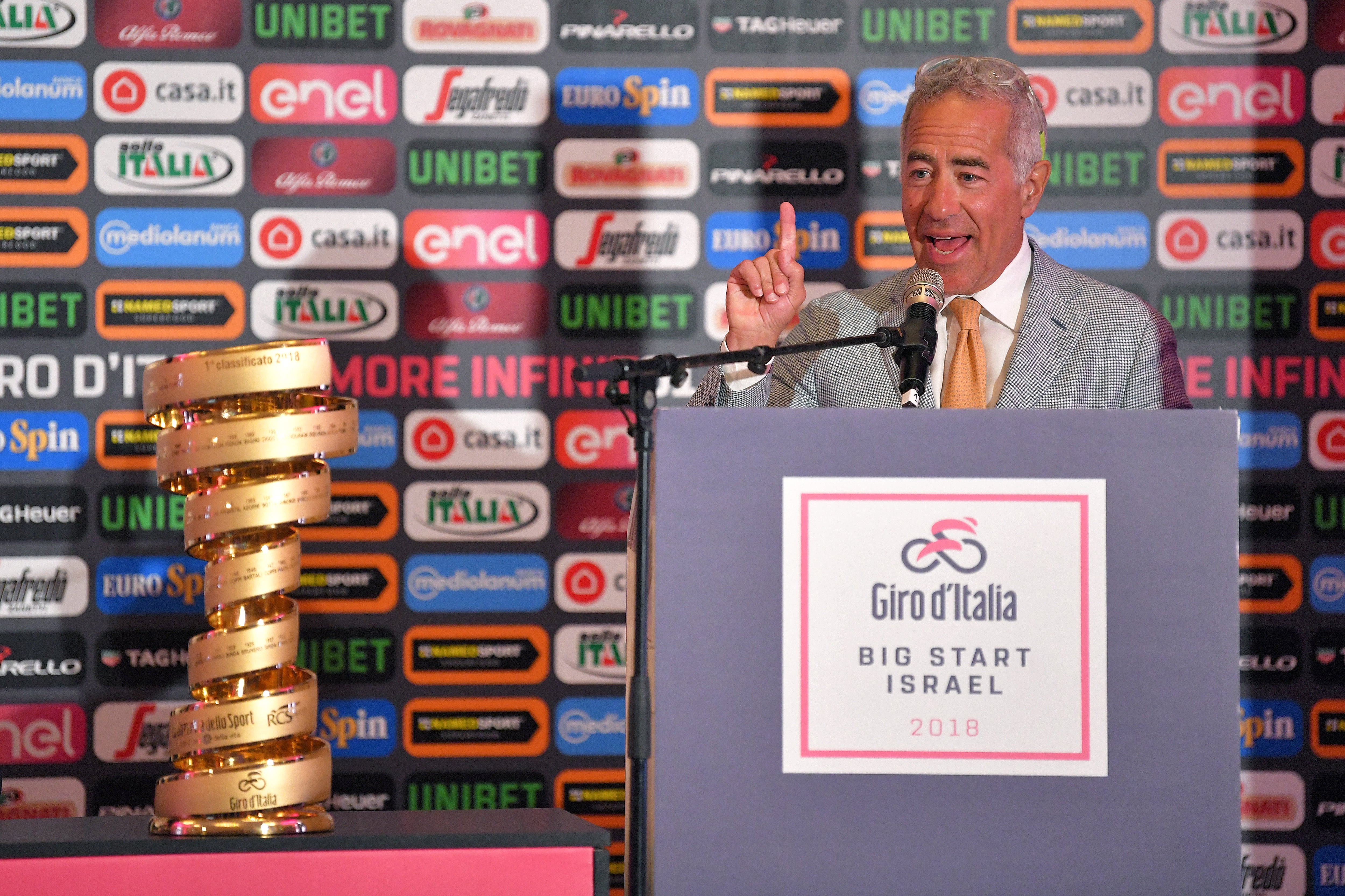 Sylvan Adams presenta el trofeo del Giro de Italia de 2018 que salió de Israel