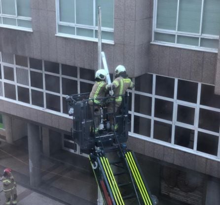 Bomberos actúan en una farola