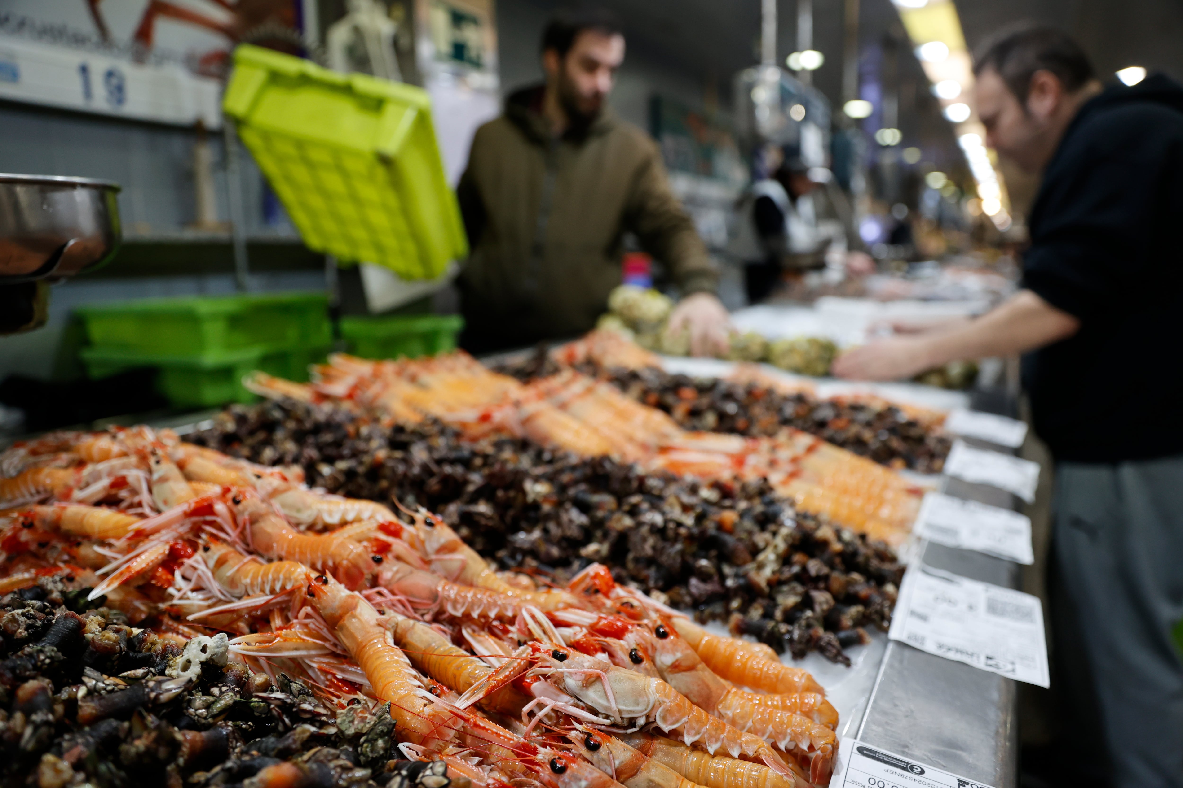 A CORUÑA, 19/12/24.- Cigalas y percebes en uno de los puestos del mercado de la plaza de Lugo, en la ciudad de A Coruña, donde comienza a notarse el incremento de clientes que adelantan las compras de cara a las fiestas de la Navidad, con un &quot;buen ritmo de ventas y producto freso de primera calidad&quot;. EFE/Cabalar
