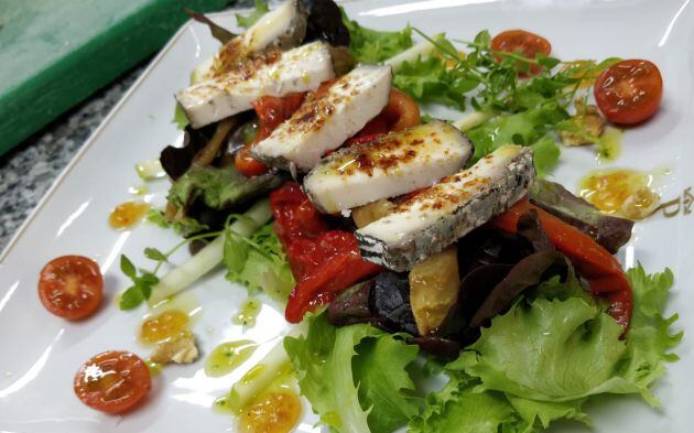 Asadillo con vinagreta de membrillo y queso Montenegro caramelizado.