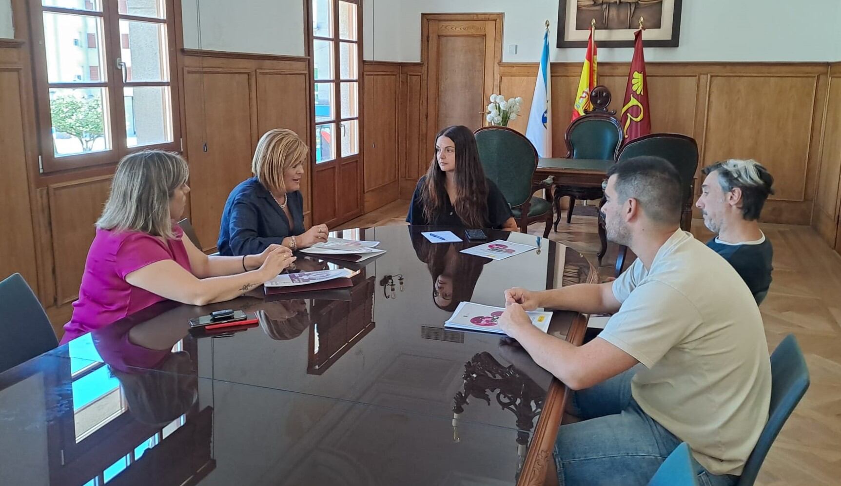 Reunión do concello e os hosteleiros de Redondela para activar o protocolo contra as violencias machistas