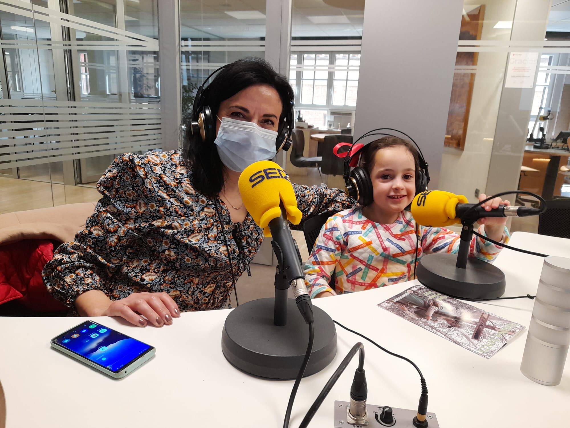 Ana Maté con su madre en los estudios de la SER